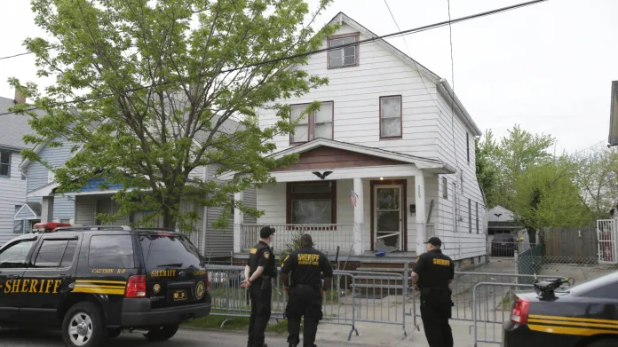 Policie před domem, ve kterém strávily ženy deset let
