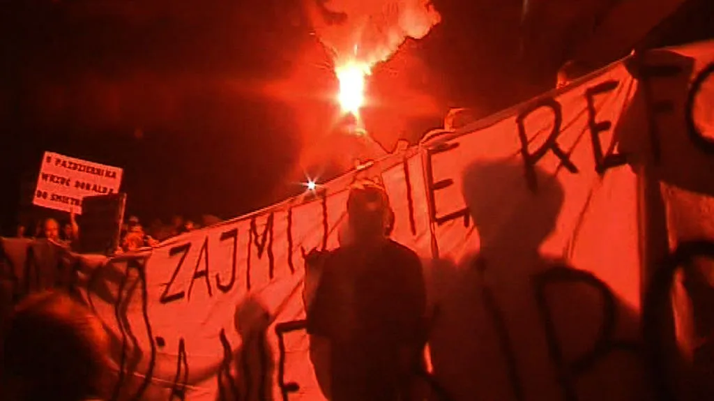 Polští fanoušci protestují proti vládě