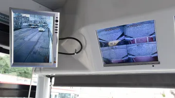 Kabina řidiče tramvaje je vybavena monitory