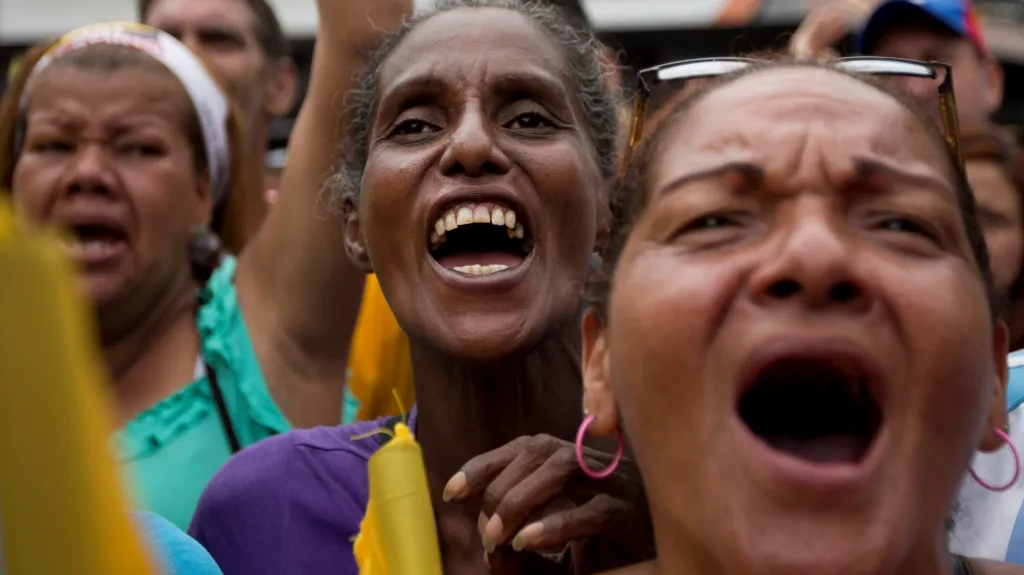 Ženy v hlavním městě Venezuely Caracasu na demonstraci proti prezidentu Nicolási Madurovi