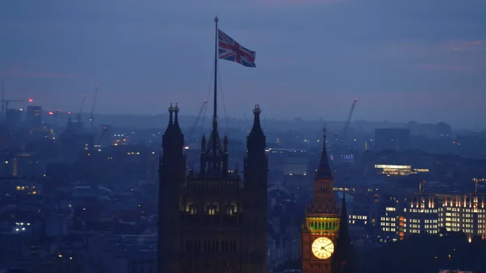 Vlajka nad budovami britského parlamentu