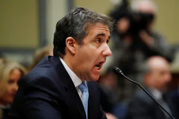 Trump je rasista, podvodník a šejdíř, řekl Kongresu jeho bývalý právník, který za něj chtěl položit život