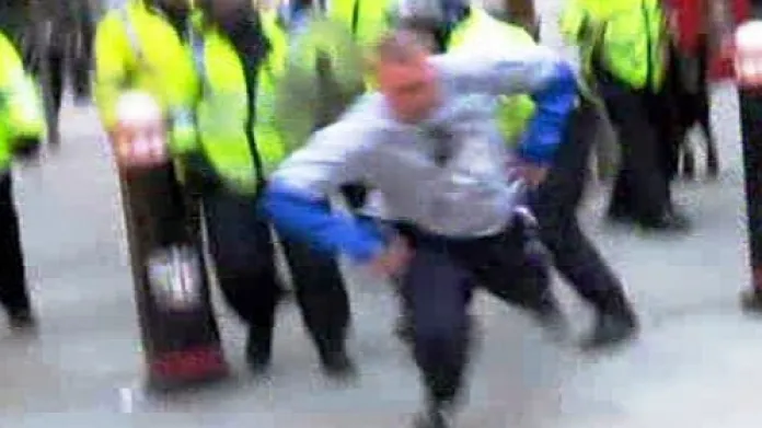 Napadení Iana Tomlinsona britskou policií