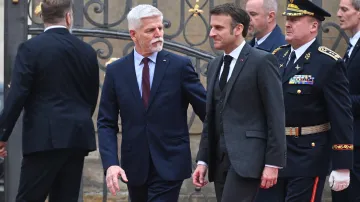 Prezidenti Pavel a Macron prochází nádvořím Pražského hradu