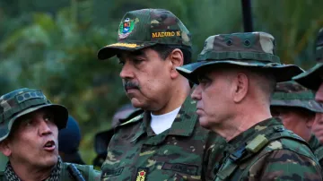 Venezuelský vládce Nicolás Maduro (uprostřed) a ministr obrany Vladimir Padrino Lopez (vpravo) při vojenském cvičení