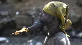 Stoupenec vúdú v obci Plain du Nort drží v ústech hlavu kůzlete, které bylo obětováno při tradičním rituálním obřadu. Haiti, 24. července 2007