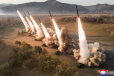 Kim Čong-un dohlédl na cvičení dělostřelectva se „supervelkými“ odpalovacími zařízeními