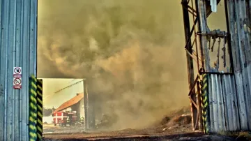 Jednou z příčin mohlo být samovznícení uskladněného sena