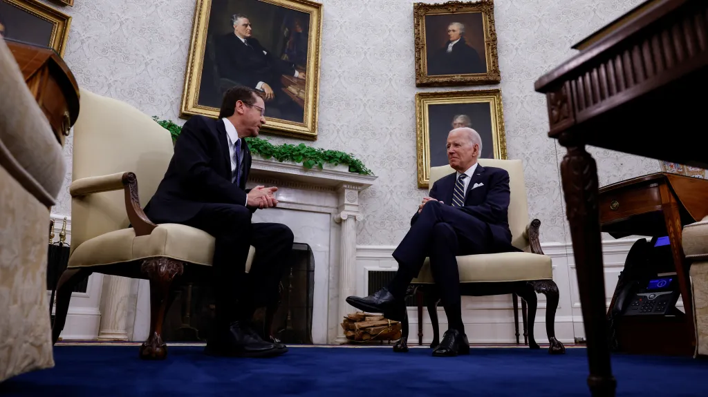 Joe Biden a Jicchak Herzog při jednání v Bílém domě