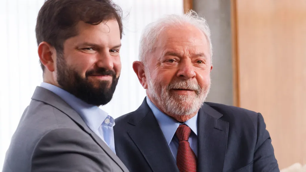 Brazilský prezident Luiz Inácio Lula da Silva s chilským protějškem Gabrielem Boricem