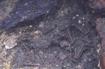 Narozen a pohřben v nevěstinci. Historici rozkrývají příběh belgického kojence