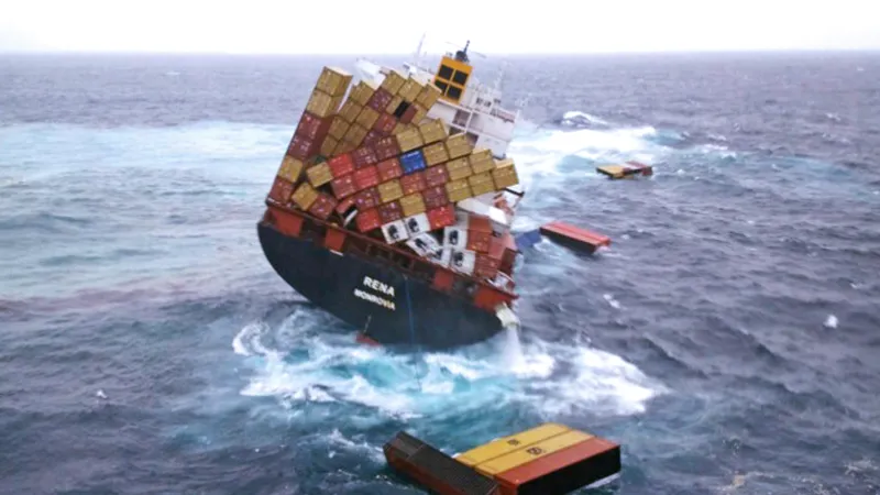 Z paluby nákladní lodi Rena padají do moře kontejnery