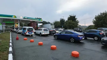 Fronty u čerpací stanice ve Vladivostoku (22. srpna 2025)