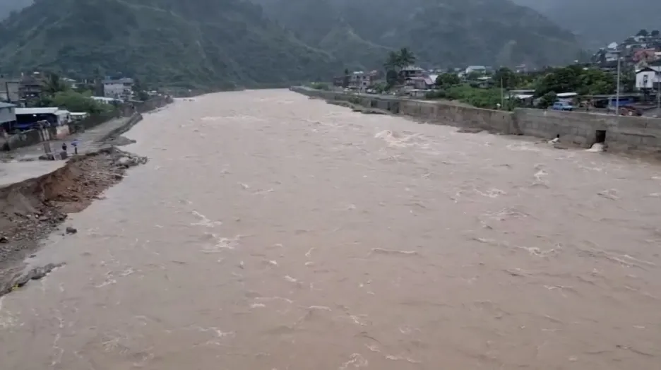 Fotografie ukazují situaci v horské oblasti, kde bouře Kompasu způsobila silné záplavy na řece Chico u města Bontoc na Filipínách