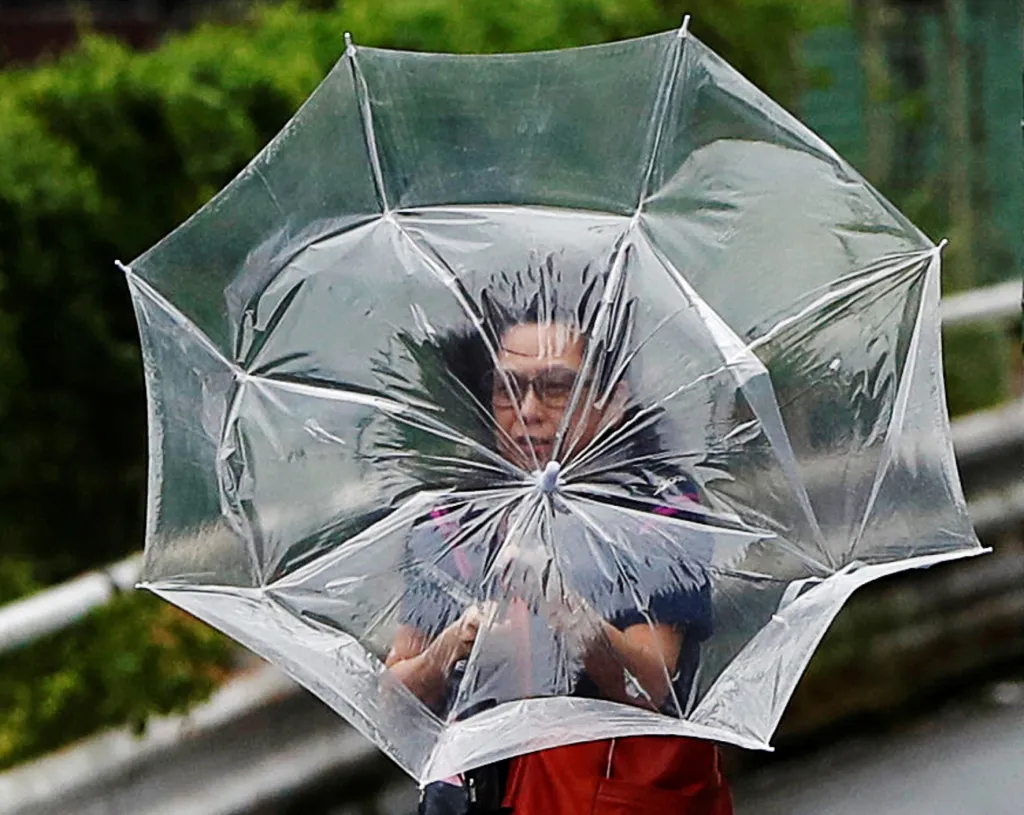 Silný vítr překvapil ženu z Japonska před příchodem tajfunu Faxal