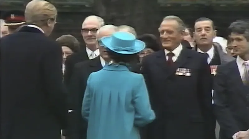 Jediný záběr Bělského s Alžbětou II. Na své československé válečné řády byl hrdý