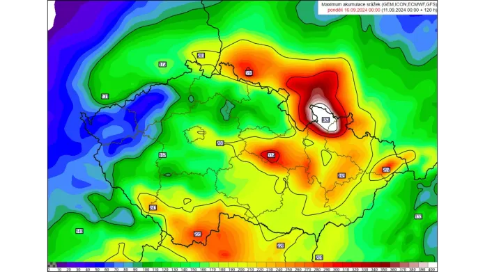 Nejpesimističtější varianta z modelů: nejvyšší úhrny srážek z modelů ECMWF, ICON, GFS, GEM do půlnoci na pondělí