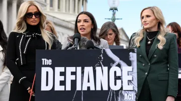 Paris Hiltonová (vlevo) a americká demokratická poslankyně Alexandria Ocasio-Cortezová