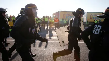 Policie u blokády silnice ve francouzském Haulchinu