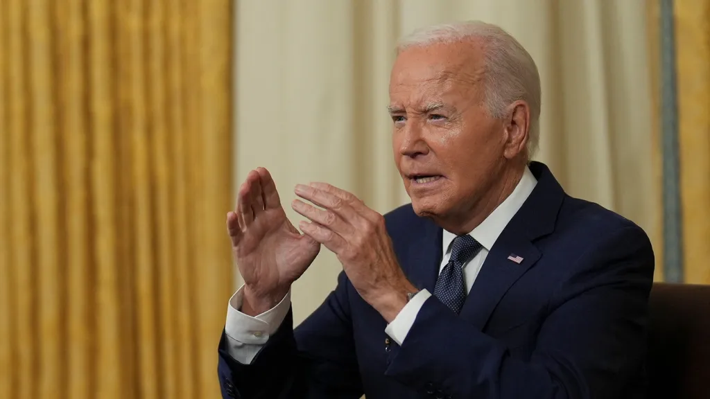 Prezident Joe Biden při projevu z Oválné pracovny Bílého domu