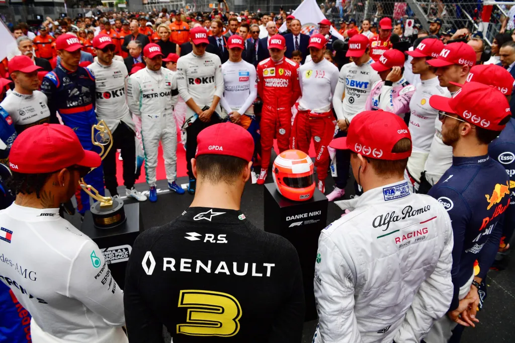 Během závodu formule 1 v Monaku se sešli všichni startující piloti, aby uctili památku zesnulé jezdecké legendy Nikiho Laudy