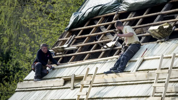Oprava střechy rodného domku Aloise Jiráska v Hronově - 22. 4. 2015