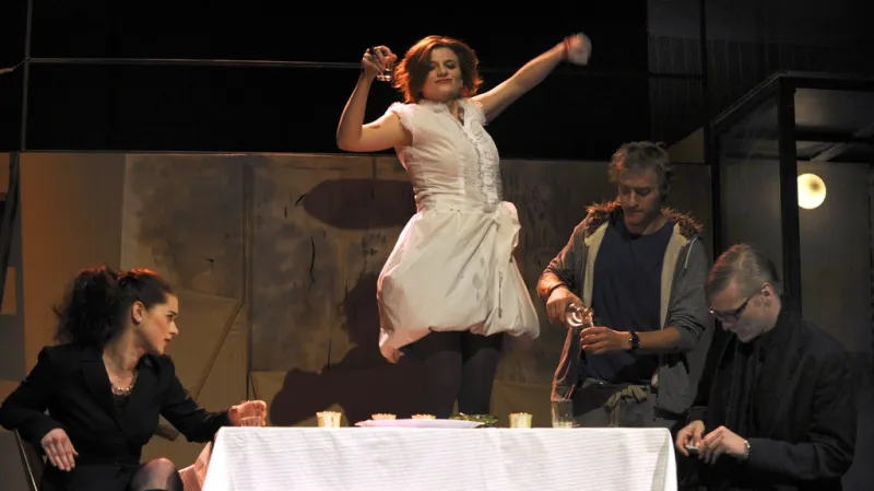 Hamlet je mrtev. bez tíže