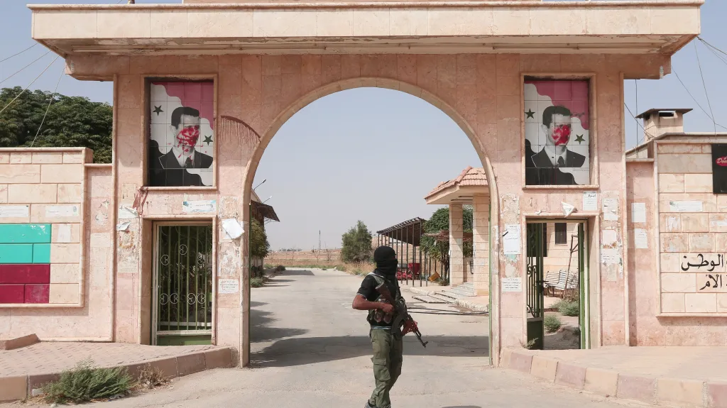 Kurdský bojovník ve městě Hasaká