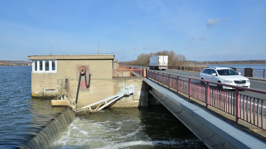 Po mostu přes Nové mlýny projedou denně tisíce vozů