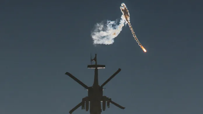 Izraelský vrtulník nad Pásmem Gazy