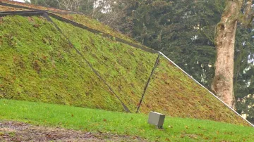 Střechu "Krtka" pokrývá zeleň