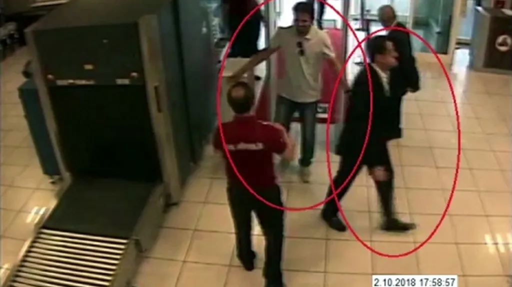 Členy delegace ze Saúdské Arábie zachytily 2. října bezpečnostní kamery na letišti v Istanbulu