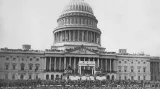 Dav před Kapitolem během inauguračního projevu prezidenta Calvina Coolidgeho v roce 1925.