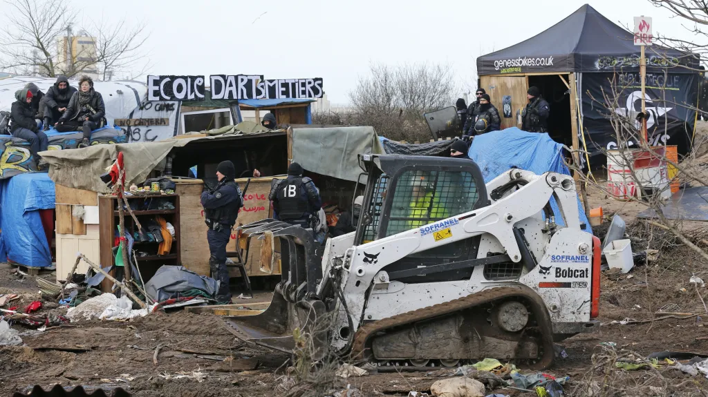 Poslední den likvidace jižní části uprchlického tábora u Calais