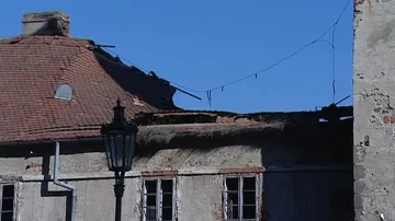 Zřícená část střechy na brtnickém zámku