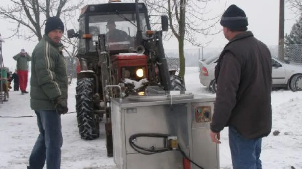 Traktor přiváží gulášovou polévku