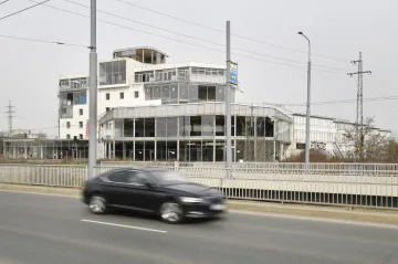 Konec „skleněného pekla“. Plzeň schválila smlouvu, díky které se zbaví největší nepovolené stavby