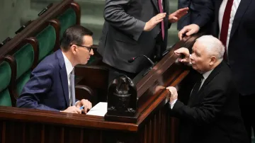 Mateusz Morawiecki a Jarosław Kaczyński v polském Sejmu, snímek z prosince 2023