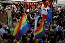 Tisíce Poláků na demonstraci odmítly násilí na LGBT komunitě