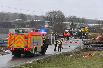 Policie kvůli srážce na přejezdu v Dolní Lutyni obvinila dva lidi a firmu