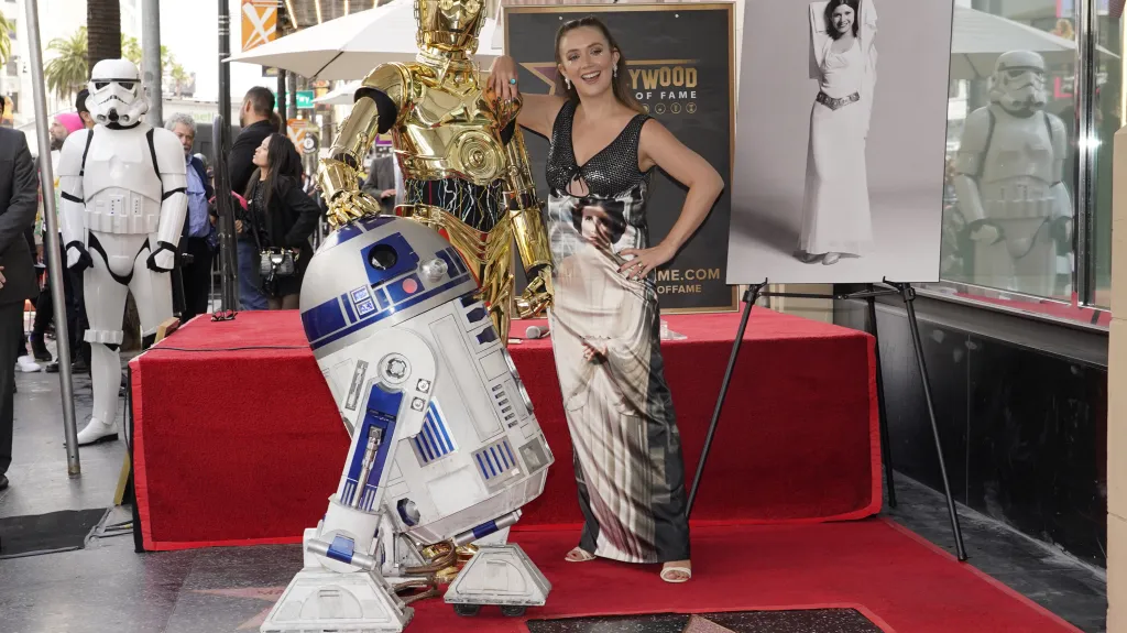 Billie Lourdová u hvězdy své matky Carrie Fisherové na hollywoodském chodníku slávy
