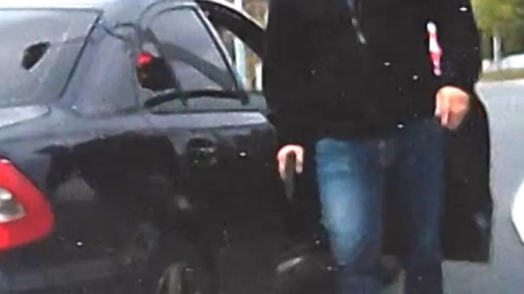 Policista šel na řidiče v Plzni se zbraní v ruce