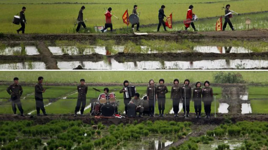 Severokorejská vojenská hudba vyhrává rýžovým polím