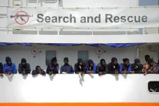 „Nejsme obří uprchlický tábor.“ Loď s migranty, kterou odmítly Itálie i Malta, chce přijmout Španělsko