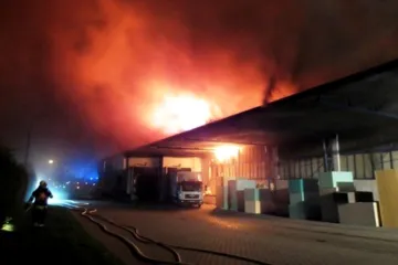 V Brně-Černovicích vzplály haly s molitanovými matracemi. Hasiči rozebírají zřícené konstrukce