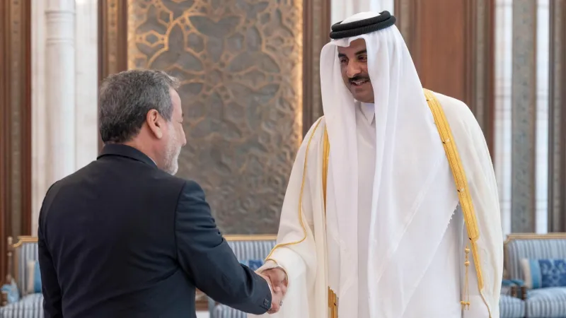 Íránský ministr zahraničí Abbás Arakčí a katarský emír Tamím bin Hamad al-Thání na snímku z roku 2025