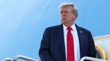 Americký Donald Trump těsně před odletem na americko-ruský summit na Aljašce