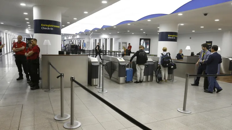 Při nastupování do vlaku Eurostar musí cestující projít dlouhým odbavením včetně kontroly podobné té letištní. Dopravce doporučuje být na místě nejméně půl hodiny předem, ale ve vytížených časech raději 45 minut.