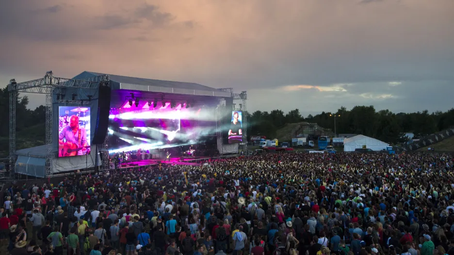 Zaplněný koncert skupiny Lucie na Rock for People v roce 2014