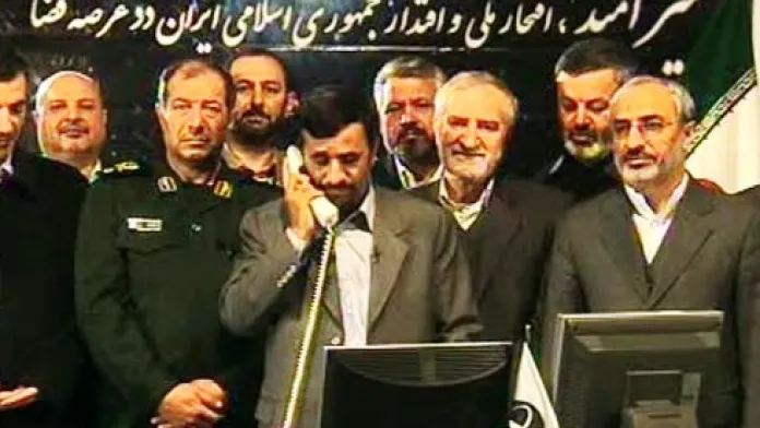Íránský prezident Ahmadínežád startuje vypuštění prvního satelitu íránské výroby.
